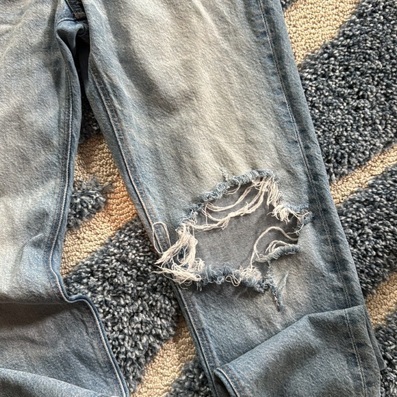 Women’s gently worn American Eagle stretch, distressed jeans - Picture 2 of 5